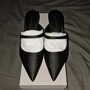 ★CHARLES&KEITH Asymmetric Sculptural Heel Pumps/送料込 s_wp_6453763deb7e7ae1c846392e.webp
